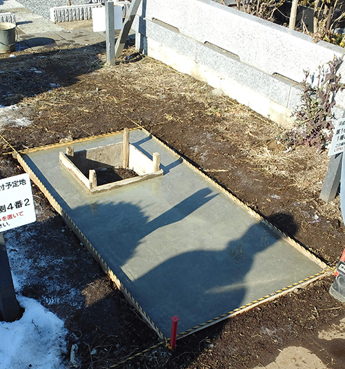 コンクリ施工された墓穴